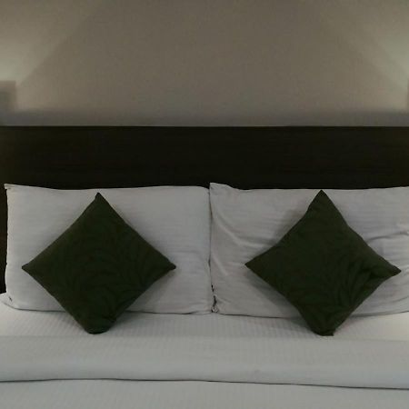 Hide Away Suites Нойда Екстер'єр фото
