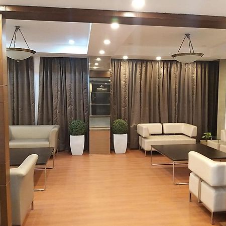 Hide Away Suites Нойда Екстер'єр фото