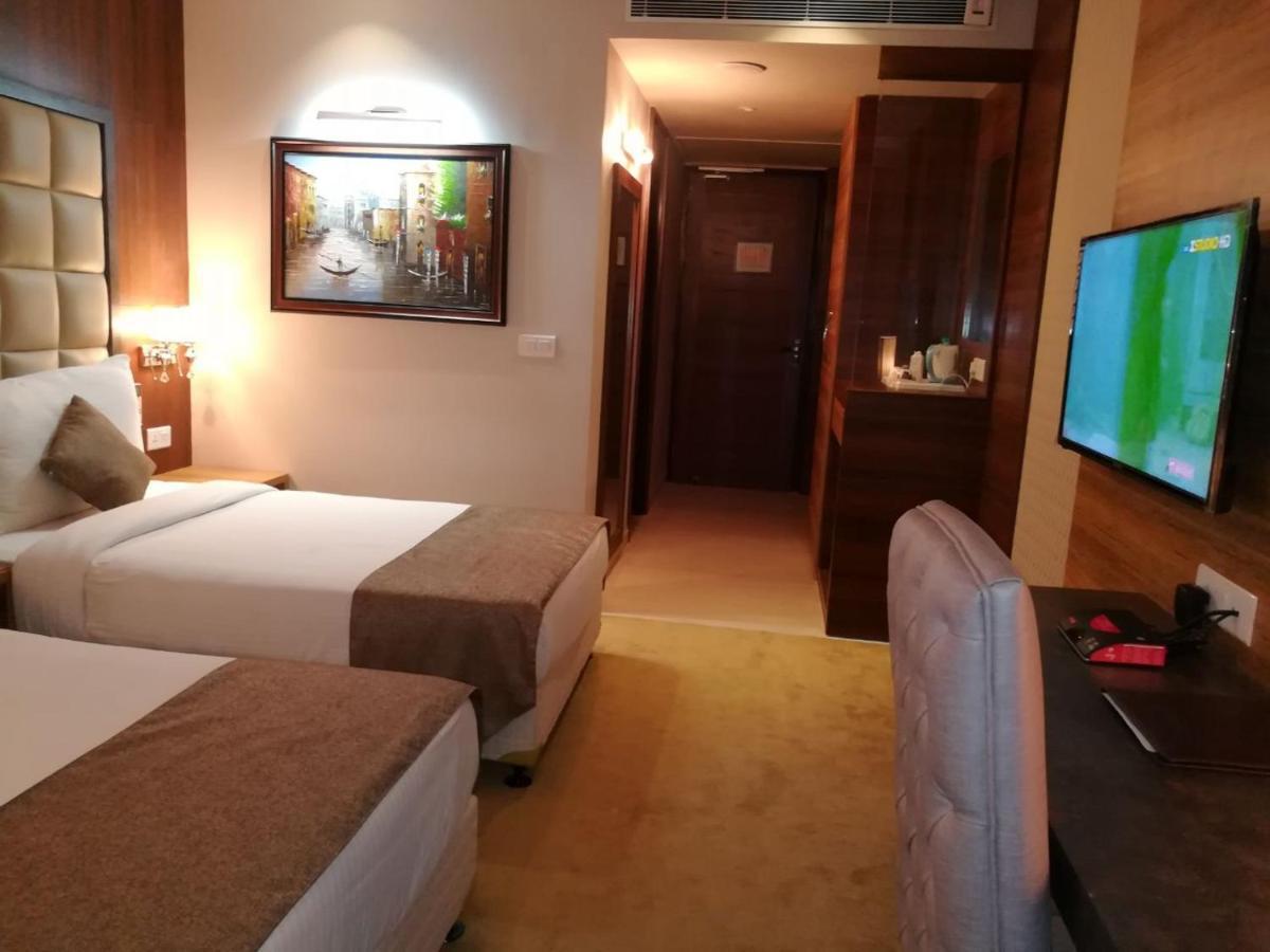 Hide Away Suites Нойда Екстер'єр фото