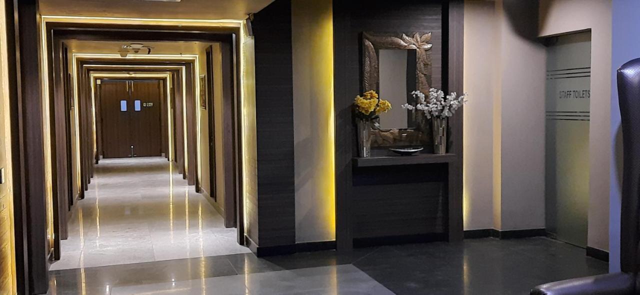 Hide Away Suites Нойда Екстер'єр фото