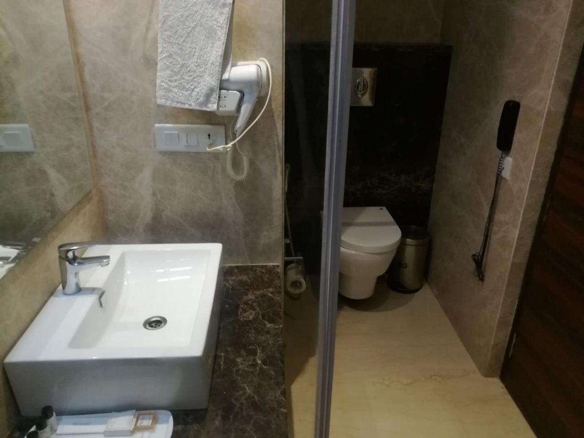 Hide Away Suites Нойда Екстер'єр фото