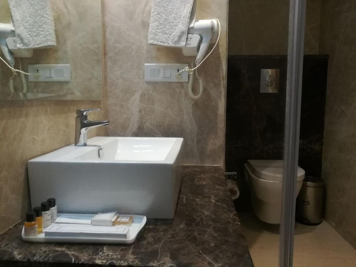 Hide Away Suites Нойда Екстер'єр фото