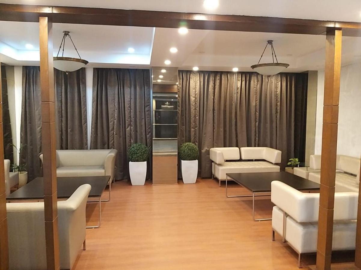 Hide Away Suites Нойда Екстер'єр фото