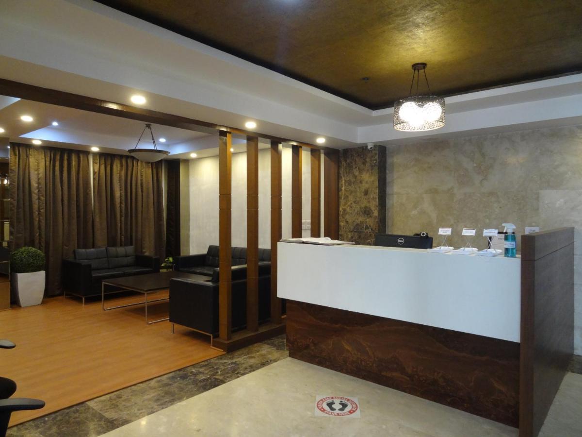 Hide Away Suites Нойда Екстер'єр фото