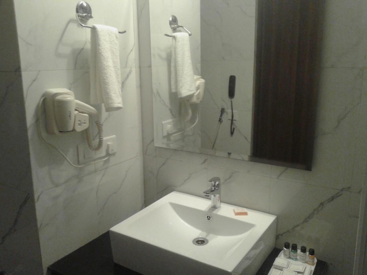 Hide Away Suites Нойда Екстер'єр фото