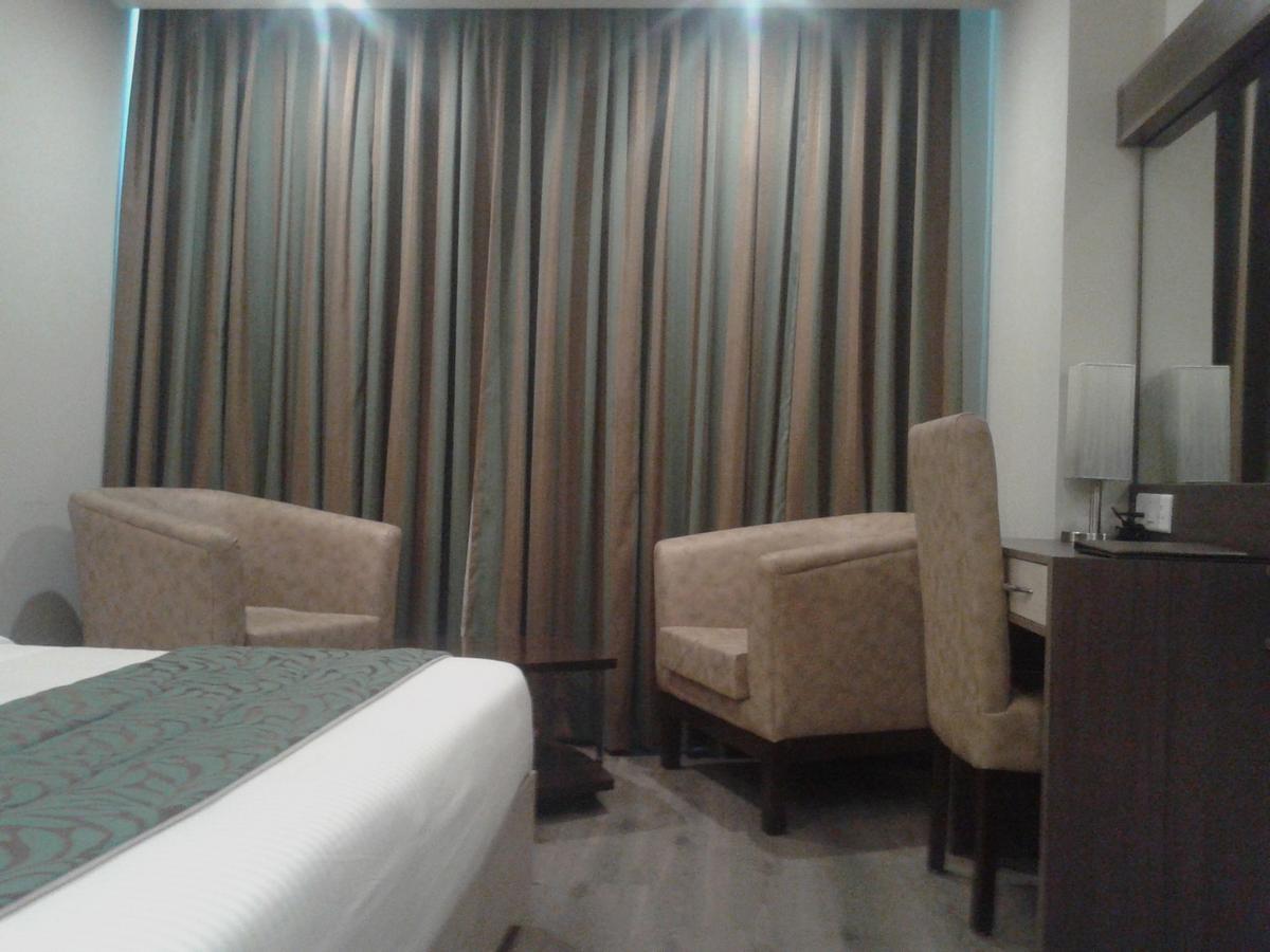 Hide Away Suites Нойда Екстер'єр фото
