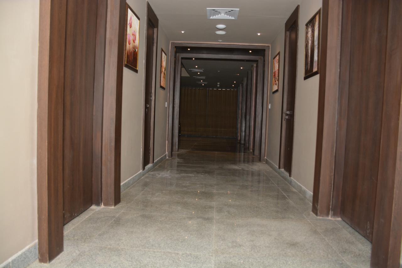 Hide Away Suites Нойда Екстер'єр фото