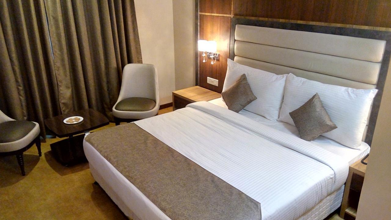 Hide Away Suites Нойда Екстер'єр фото