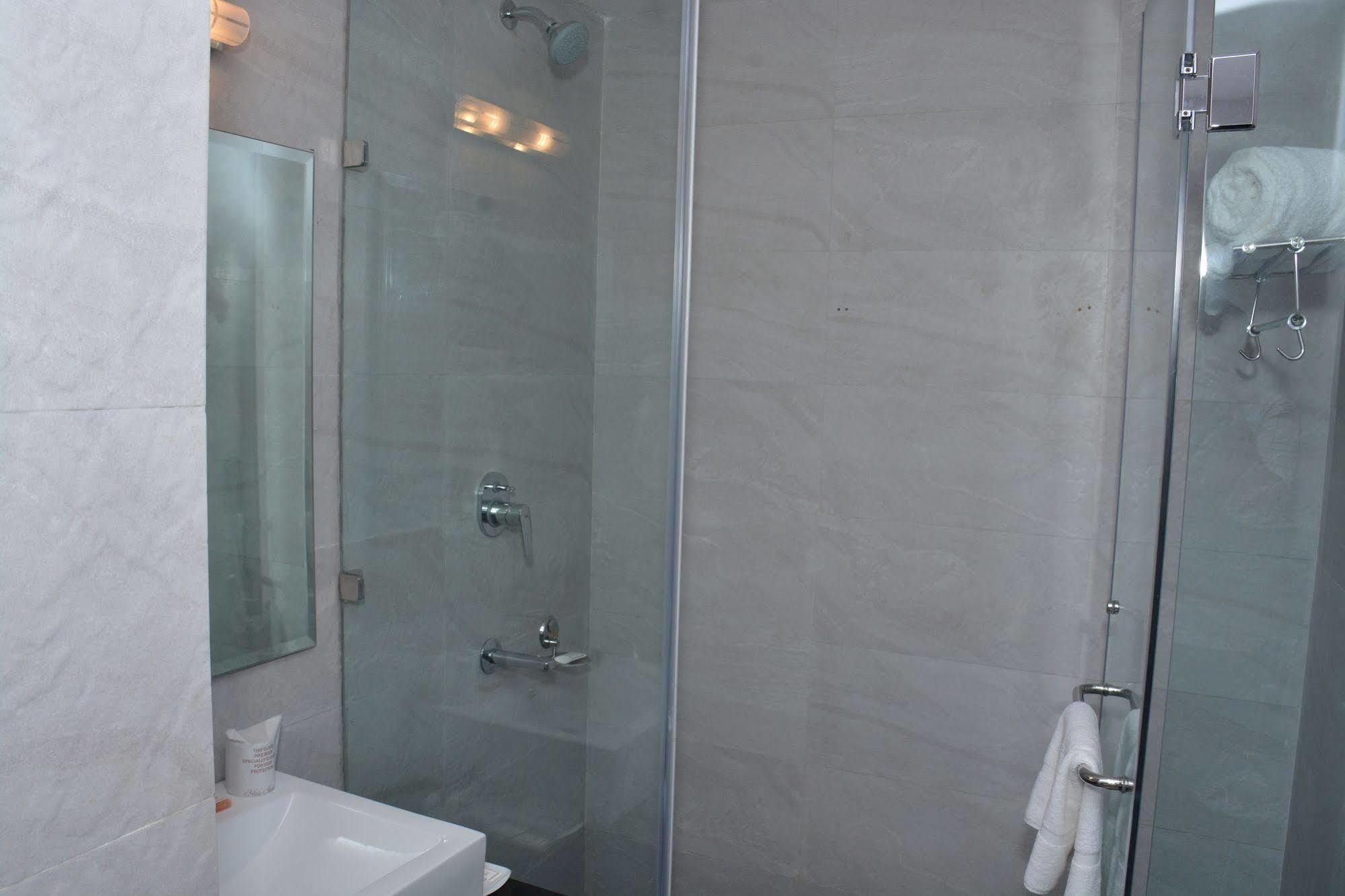 Hide Away Suites Нойда Екстер'єр фото