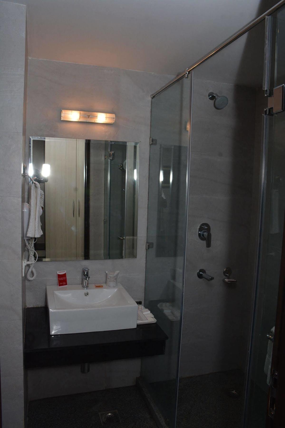 Hide Away Suites Нойда Екстер'єр фото