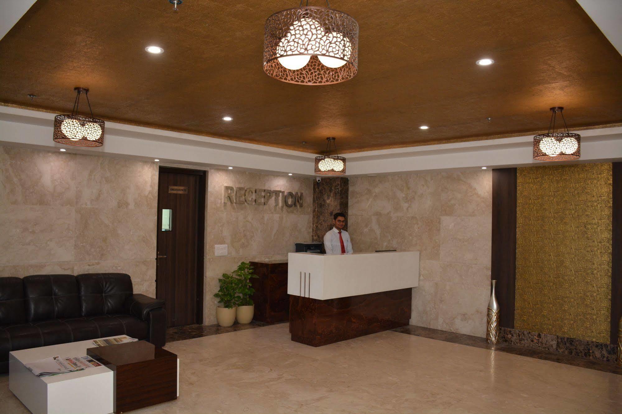 Hide Away Suites Нойда Екстер'єр фото